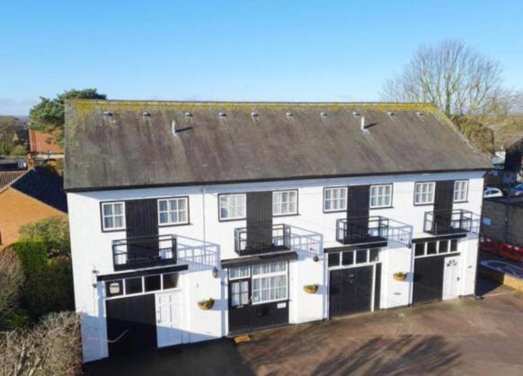 Stratton Cottage Guesthouse Biggleswade Εξωτερικό φωτογραφία The former railway station at Great Malvern
