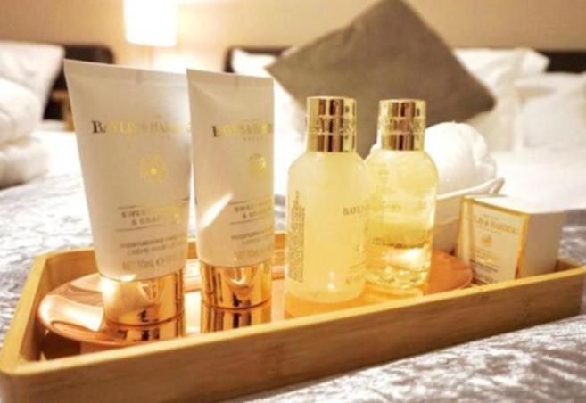 Stratton Cottage Guesthouse Biggleswade Εξωτερικό φωτογραφία A selection of amenities by L'Occitane